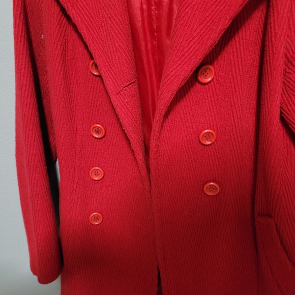 Vintage Red Wool Patterned Coat with Black Fuzzy Collar - Picture 4 of 5